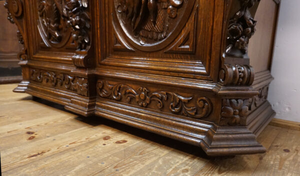 STARA FIGURALNA KOMODA Z DUŻĄ BOGATO RZEŹBIONĄ NADSTAWKĄ MYŚLIWSKĄ