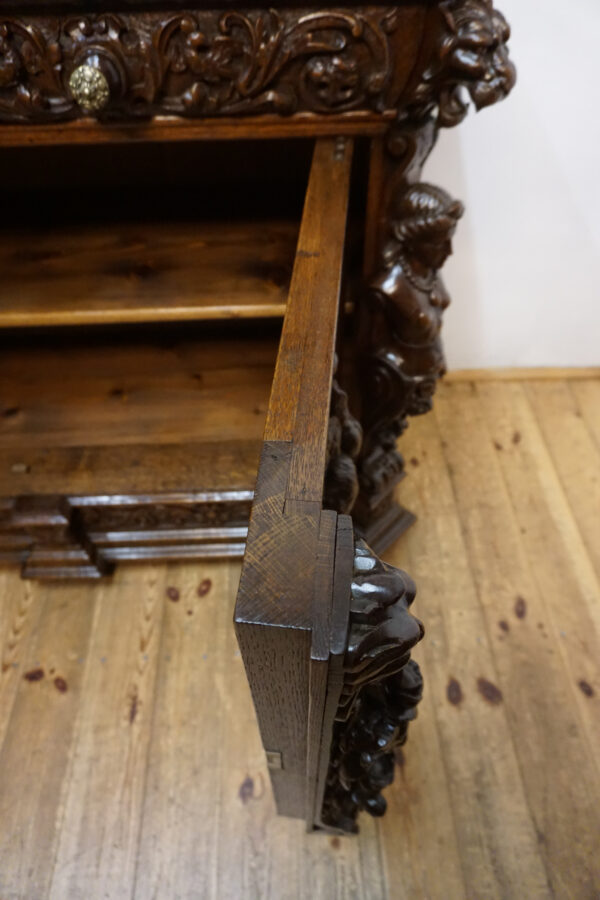 STARA FIGURALNA KOMODA Z DUŻĄ BOGATO RZEŹBIONĄ NADSTAWKĄ MYŚLIWSKĄ