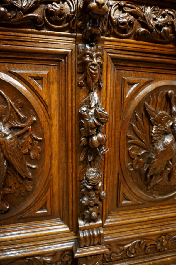 STARA FIGURALNA KOMODA Z DUŻĄ BOGATO RZEŹBIONĄ NADSTAWKĄ MYŚLIWSKĄ