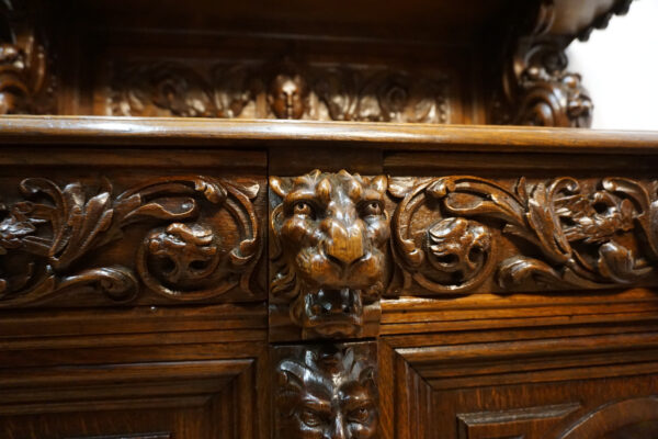 STARA FIGURALNA KOMODA Z DUŻĄ BOGATO RZEŹBIONĄ NADSTAWKĄ MYŚLIWSKĄ