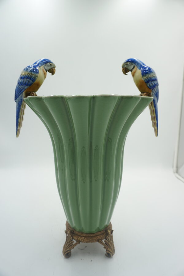 WAZON AMFORA BRĄZ+PORCELANA PAPUGI