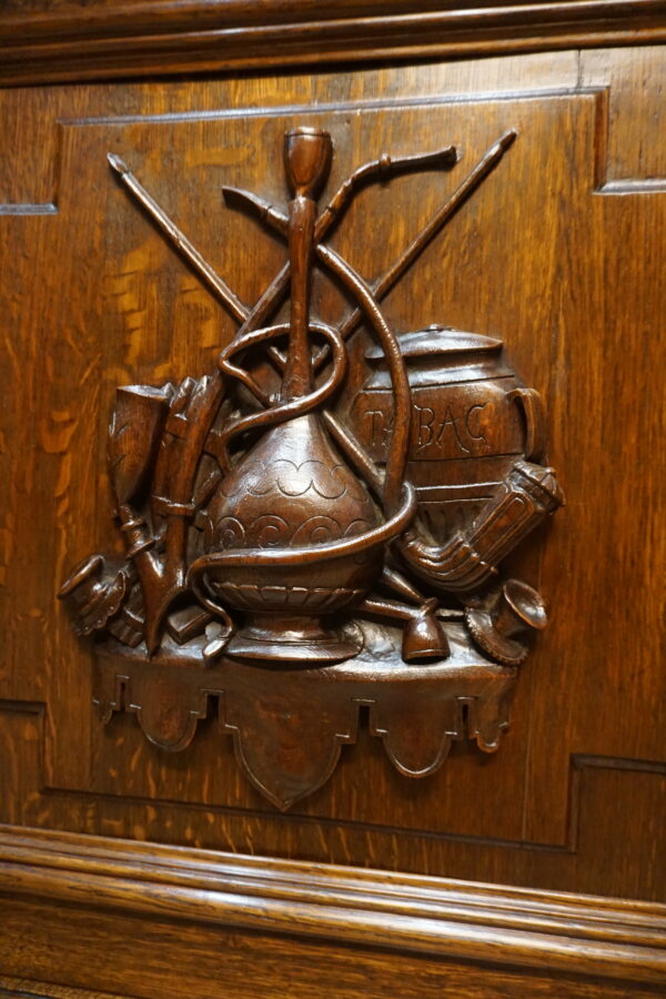 KOMODA Z NADSTAWKĄ SZAFKA palacza z motywem liści tytoniu – XIX wiek