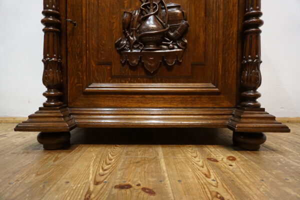 KOMODA Z NADSTAWKĄ SZAFKA palacza z motywem liści tytoniu – XIX wiek