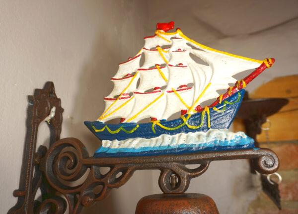 PIĘKNY ŻELIWNY DZWON DZWONECZEK STATEK DOM I OGRÓD