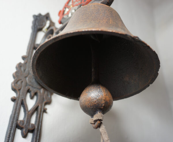 PIĘKNY ŻELIWNY DZWON DZWONECZEK MOTOR DOM I OGRÓD