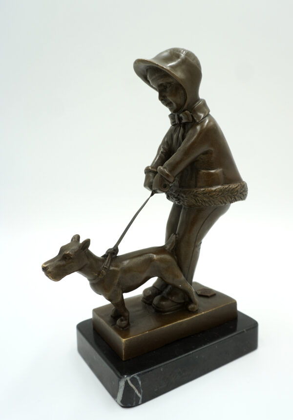 FIGURA Z BRĄZU DZIEWCZYNKA Z PSEM