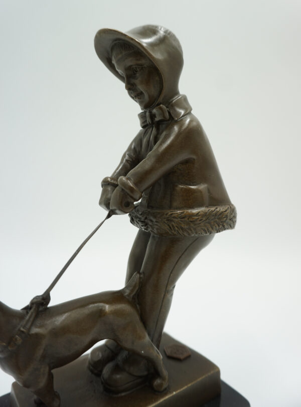 FIGURA Z BRĄZU DZIEWCZYNKA Z PSEM