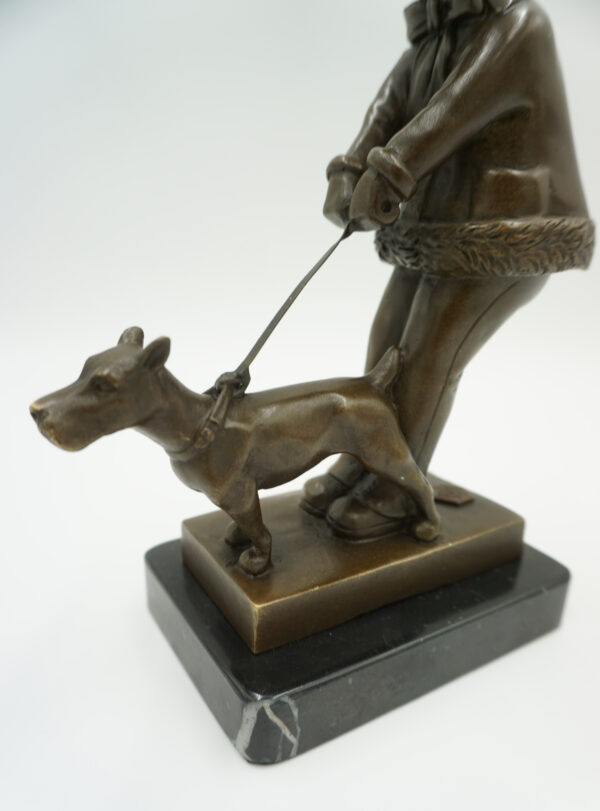 FIGURA Z BRĄZU DZIEWCZYNKA Z PSEM