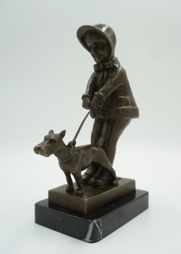 FIGURA Z BRĄZU DZIEWCZYNKA Z PSEM