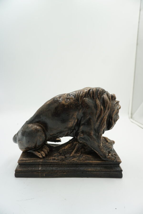 ŻELIWNA FIGURA POLOWANIE LWA NA DZIKA