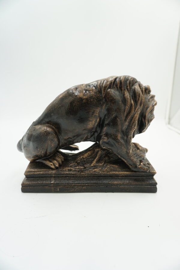 ŻELIWNA FIGURA POLOWANIE LWA NA DZIKA