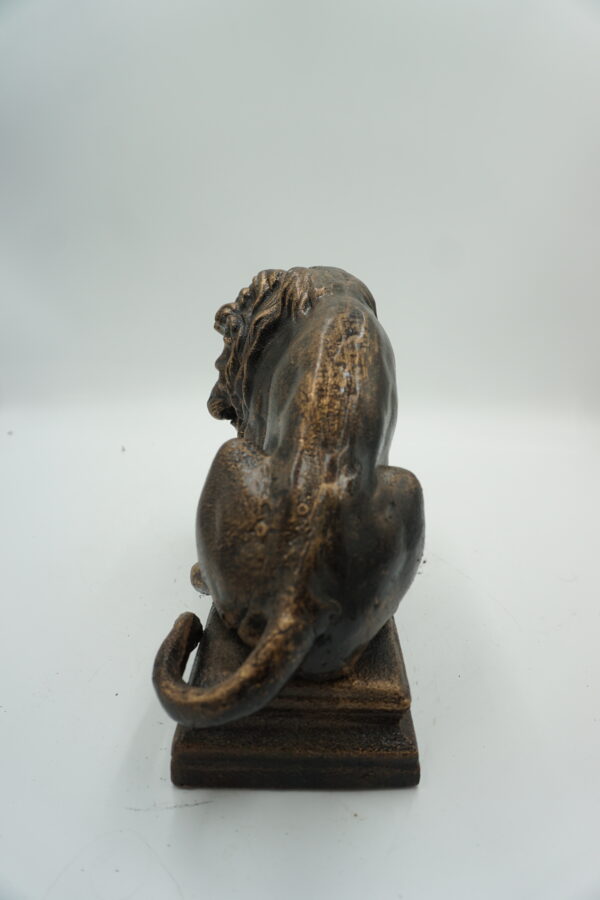 ŻELIWNA FIGURA POLOWANIE LWA NA DZIKA