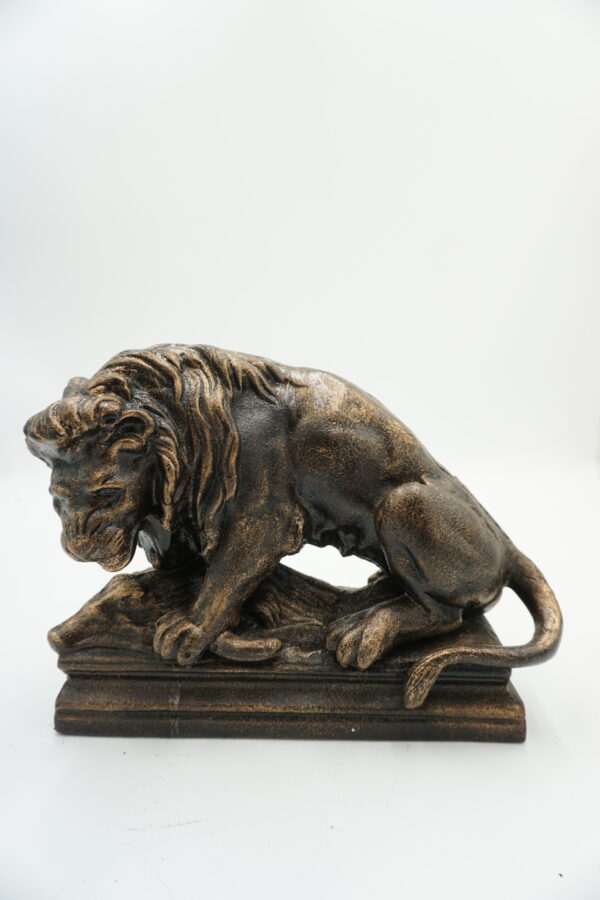 ŻELIWNA FIGURA POLOWANIE LWA NA DZIKA