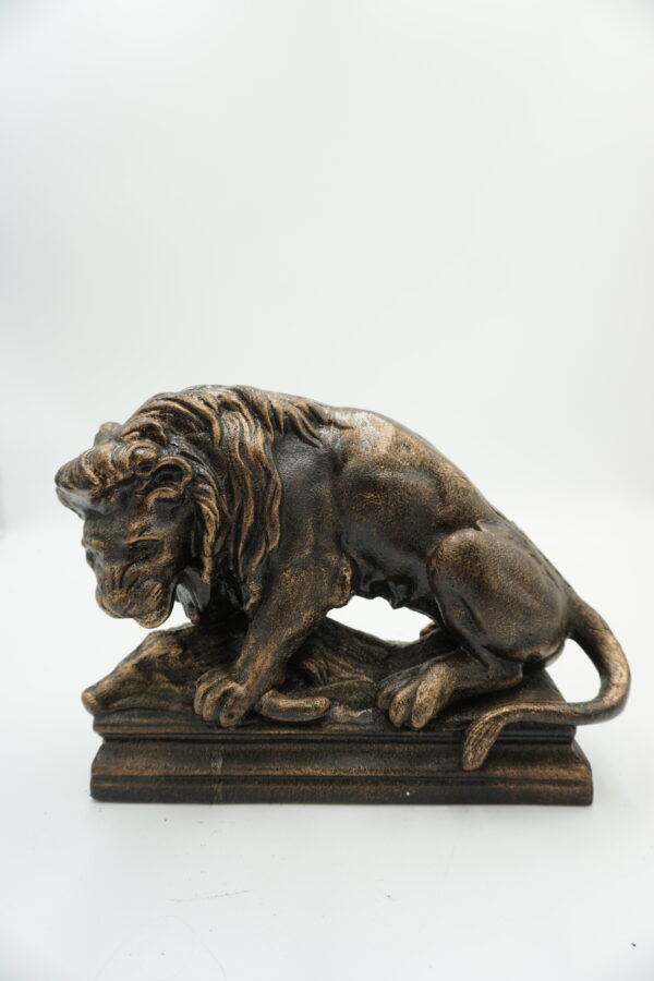 ŻELIWNA FIGURA POLOWANIE LWA NA DZIKA