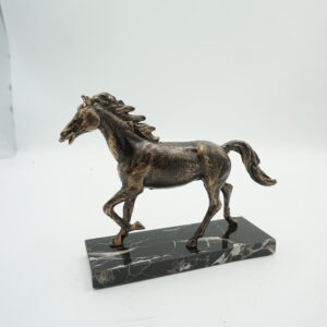 FIGURKA ŻELIWNY KOŃ NA MARMURZE