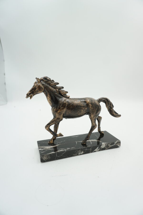 FIGURKA ŻELIWNY KOŃ NA MARMURZE