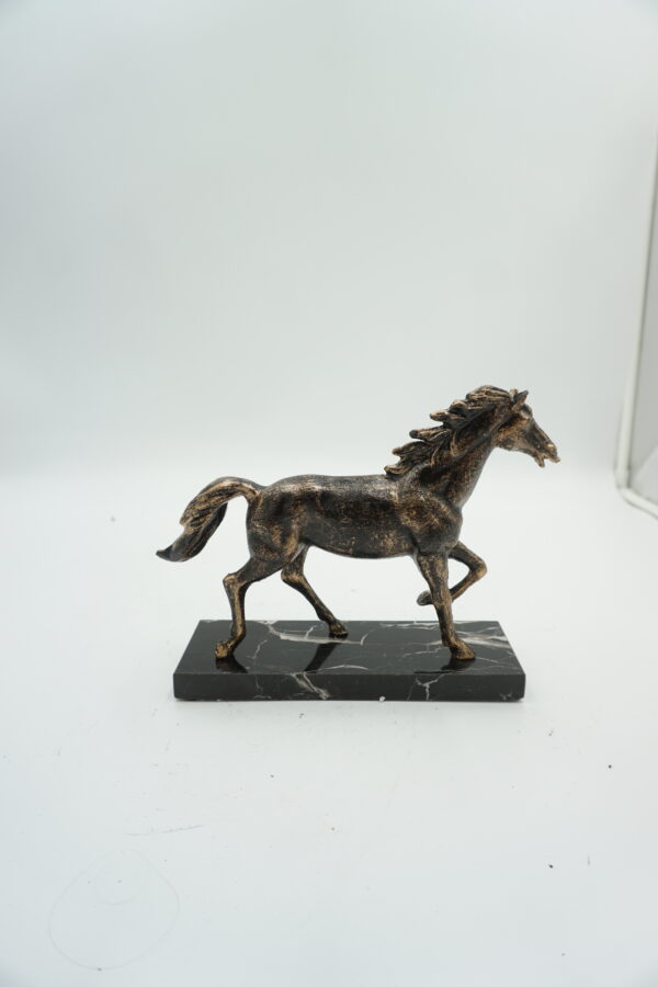 FIGURKA ŻELIWNY KOŃ NA MARMURZE