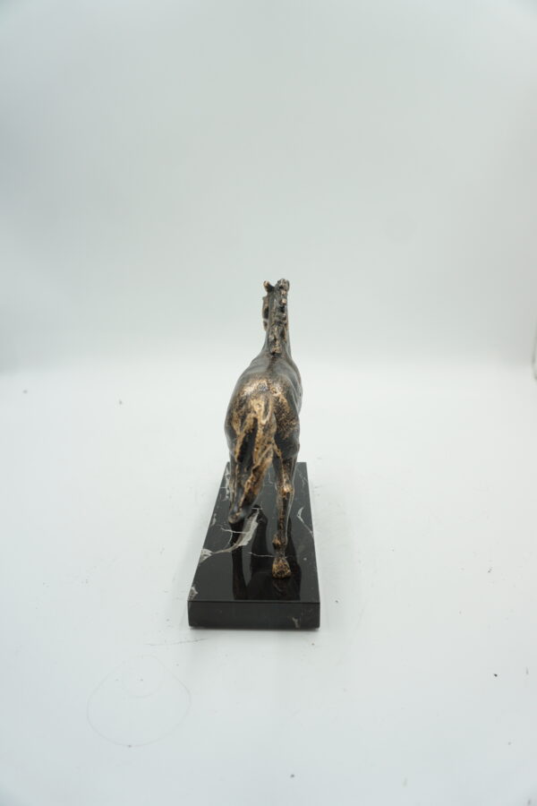 FIGURKA ŻELIWNY KOŃ NA MARMURZE