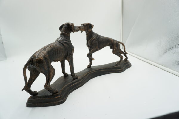 ŻELIWNA FIGURA DWA PSY GOŃCZE MYŚLIWSKIE NA PODSTAWIE