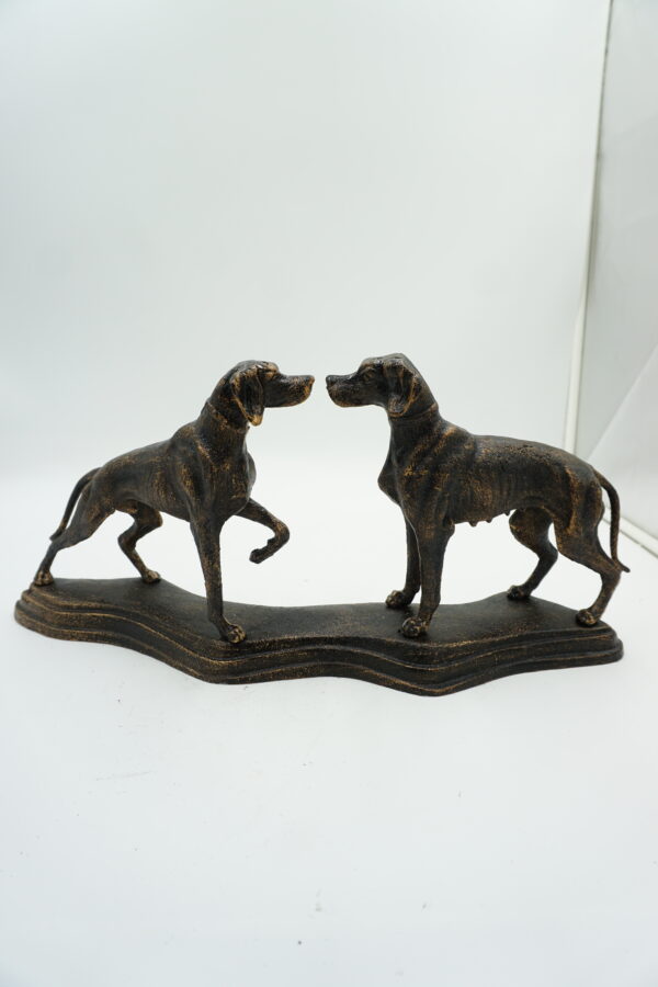 ŻELIWNA FIGURA DWA PSY GOŃCZE MYŚLIWSKIE NA PODSTAWIE