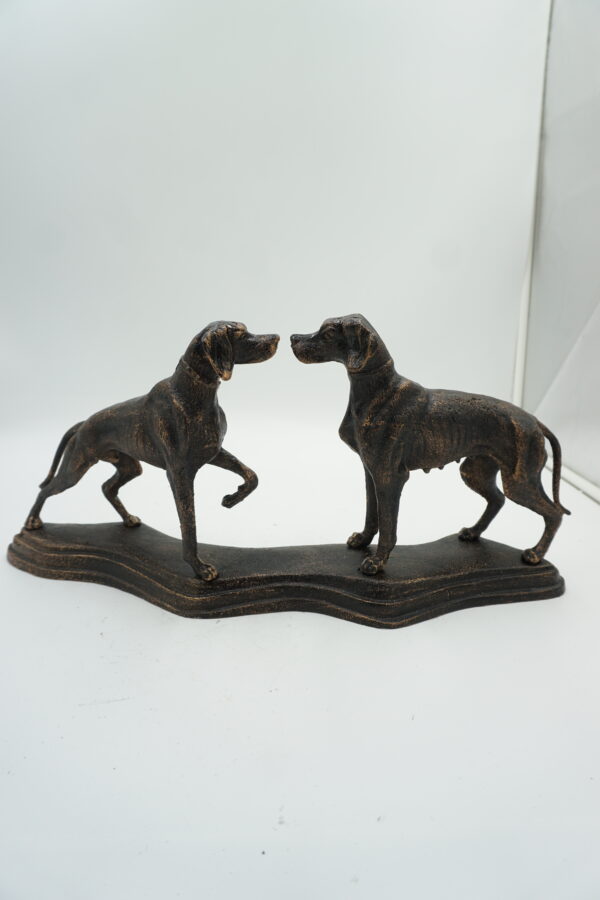 ŻELIWNA FIGURA DWA PSY GOŃCZE MYŚLIWSKIE NA PODSTAWIE