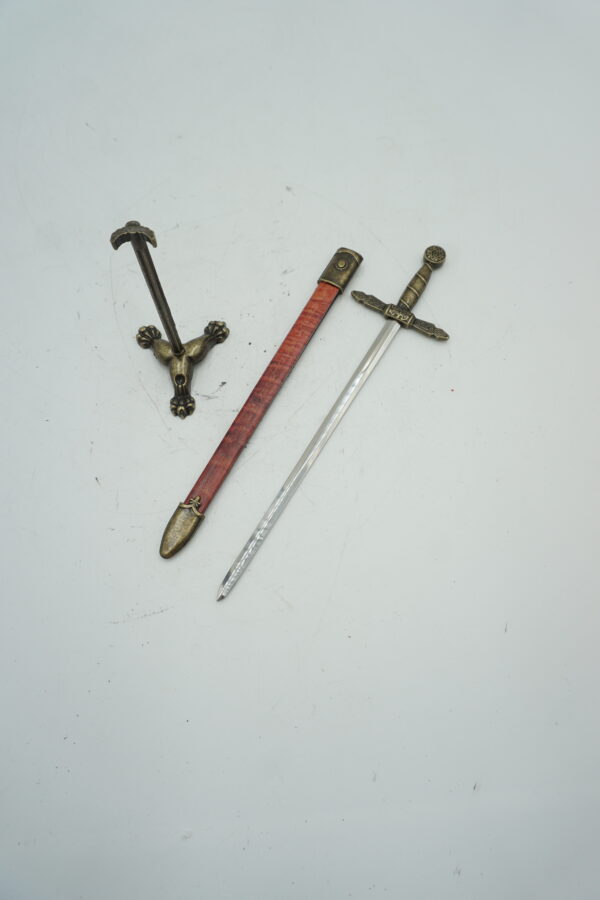 DEKORACYJNY PRZECINAK DO LISTÓW NÓŻ DO LISTÓW NA STOJAKU