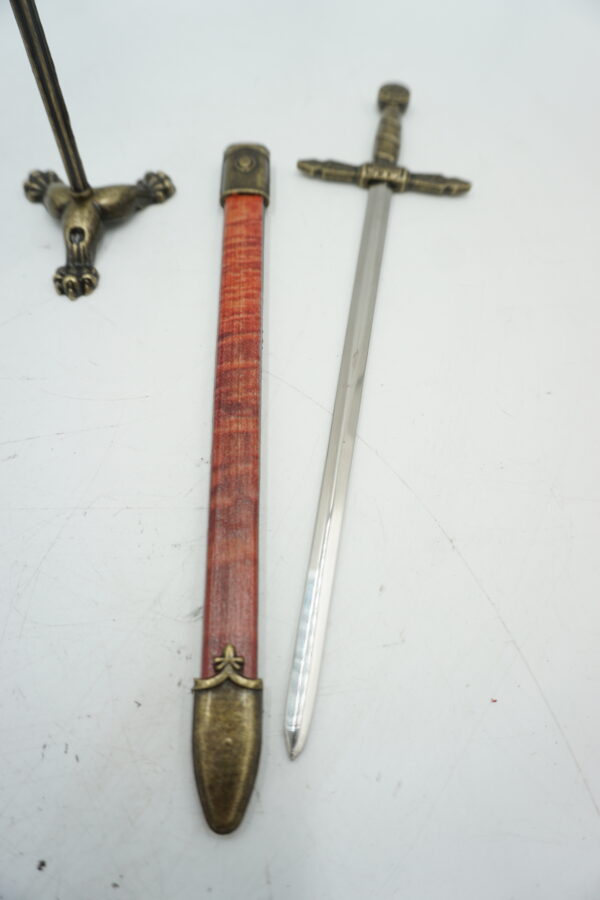 DEKORACYJNY PRZECINAK DO LISTÓW NÓŻ DO LISTÓW NA STOJAKU