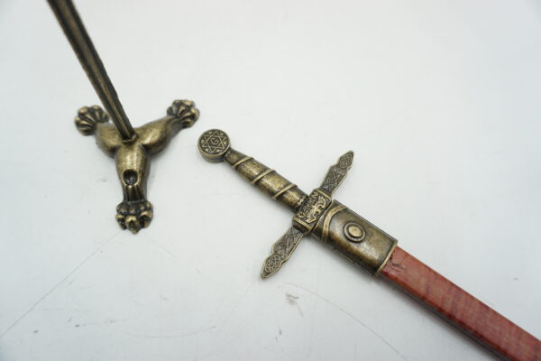 DEKORACYJNY PRZECINAK DO LISTÓW NÓŻ DO LISTÓW NA STOJAKU