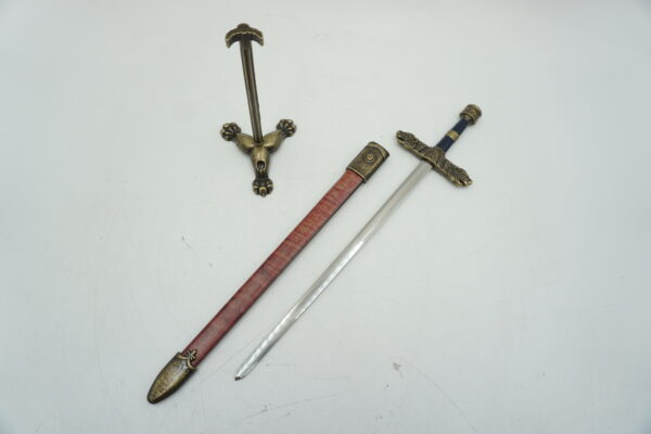 DEKORACYJNY PRZECINAK DO LISTÓW NÓŻ DO LISTÓW NA STOJAKU