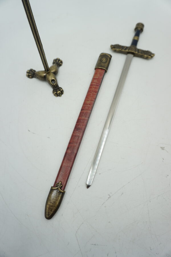 DEKORACYJNY PRZECINAK DO LISTÓW NÓŻ DO LISTÓW NA STOJAKU