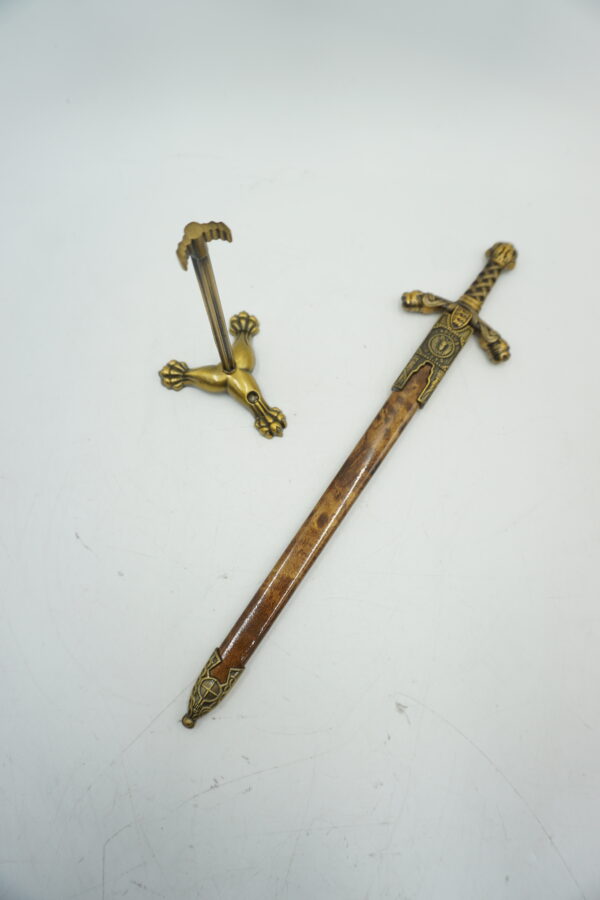 DEKORACYJNY PRZECINAK DO LISTÓW NÓŻ DO LISTÓW NA STOJAKU LWY