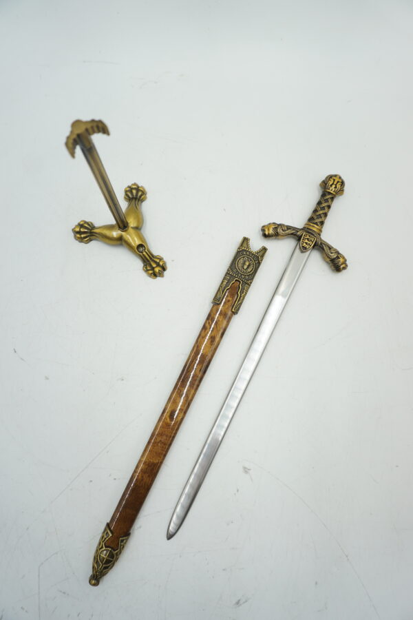 DEKORACYJNY PRZECINAK DO LISTÓW NÓŻ DO LISTÓW NA STOJAKU LWY