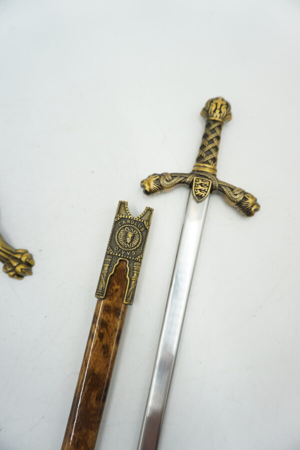 DEKORACYJNY PRZECINAK DO LISTÓW NÓŻ DO LISTÓW NA STOJAKU LWY