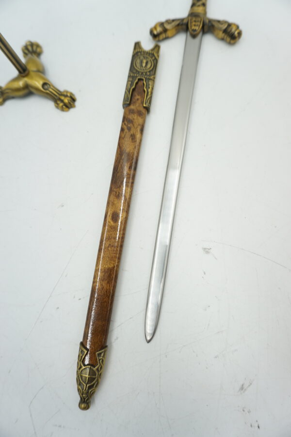 DEKORACYJNY PRZECINAK DO LISTÓW NÓŻ DO LISTÓW NA STOJAKU LWY