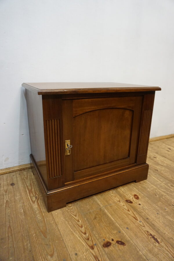 ZGRABNA SZAFKA KOMÓDKA BAREK