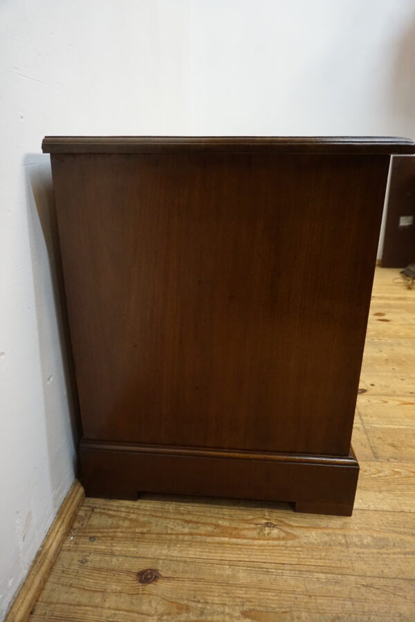 ZGRABNA SZAFKA KOMÓDKA BAREK