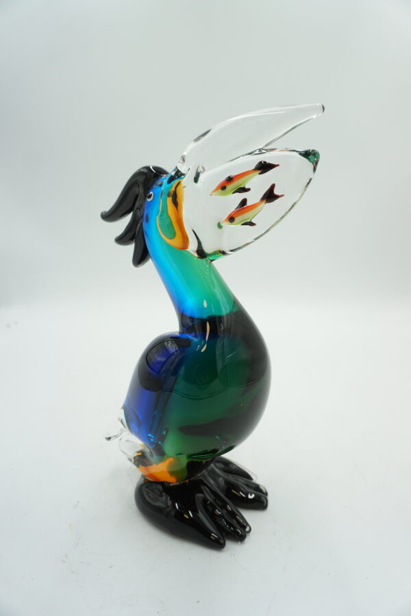 Szklana Figurka Dekoracyjna – Barwny Pelikan z Rybkami