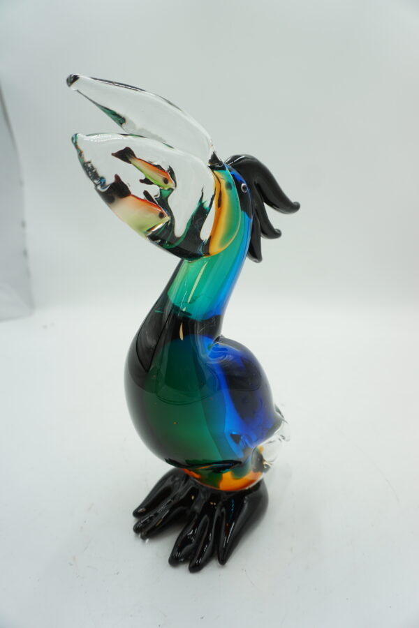 Szklana Figurka Dekoracyjna – Barwny Pelikan z Rybkami