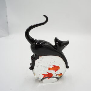 Szklana Figurka Dekoracyjna – Czarny Kot na Akwarium