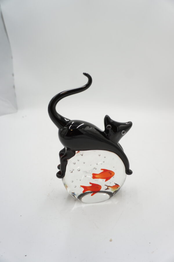 Szklana Figurka Dekoracyjna – Czarny Kot na Akwarium