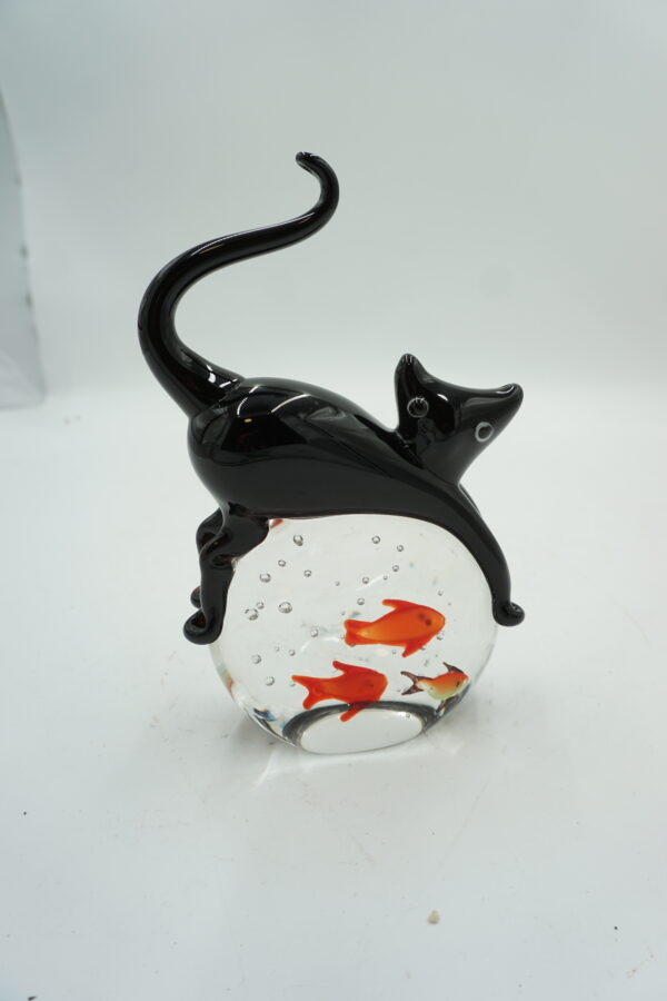 Szklana Figurka Dekoracyjna – Czarny Kot na Akwarium