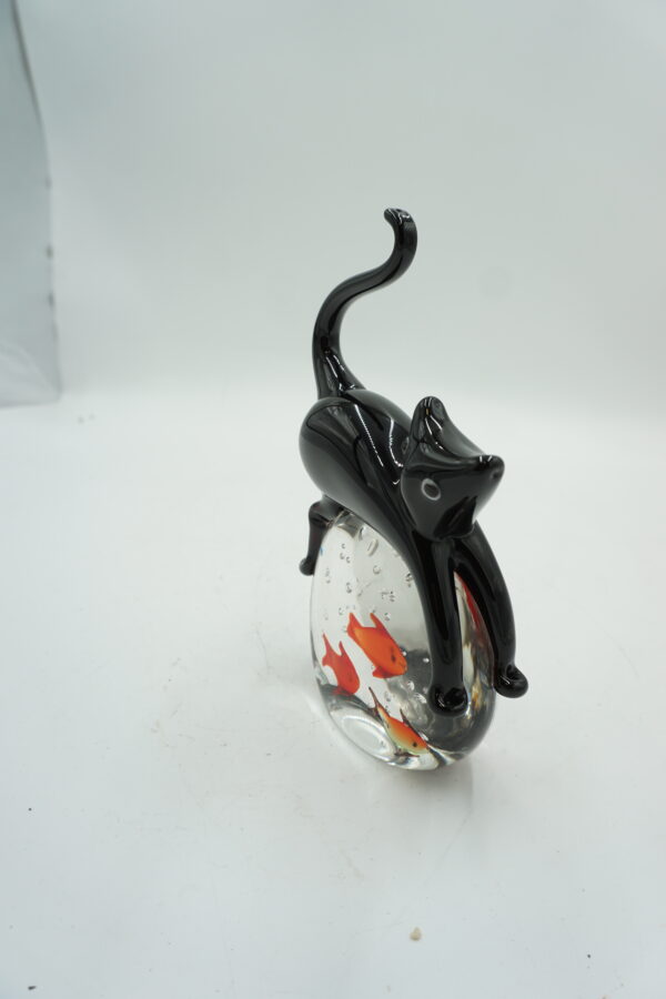 Szklana Figurka Dekoracyjna – Czarny Kot na Akwarium