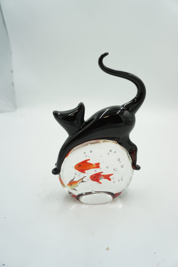 Szklana Figurka Dekoracyjna – Czarny Kot na Akwarium