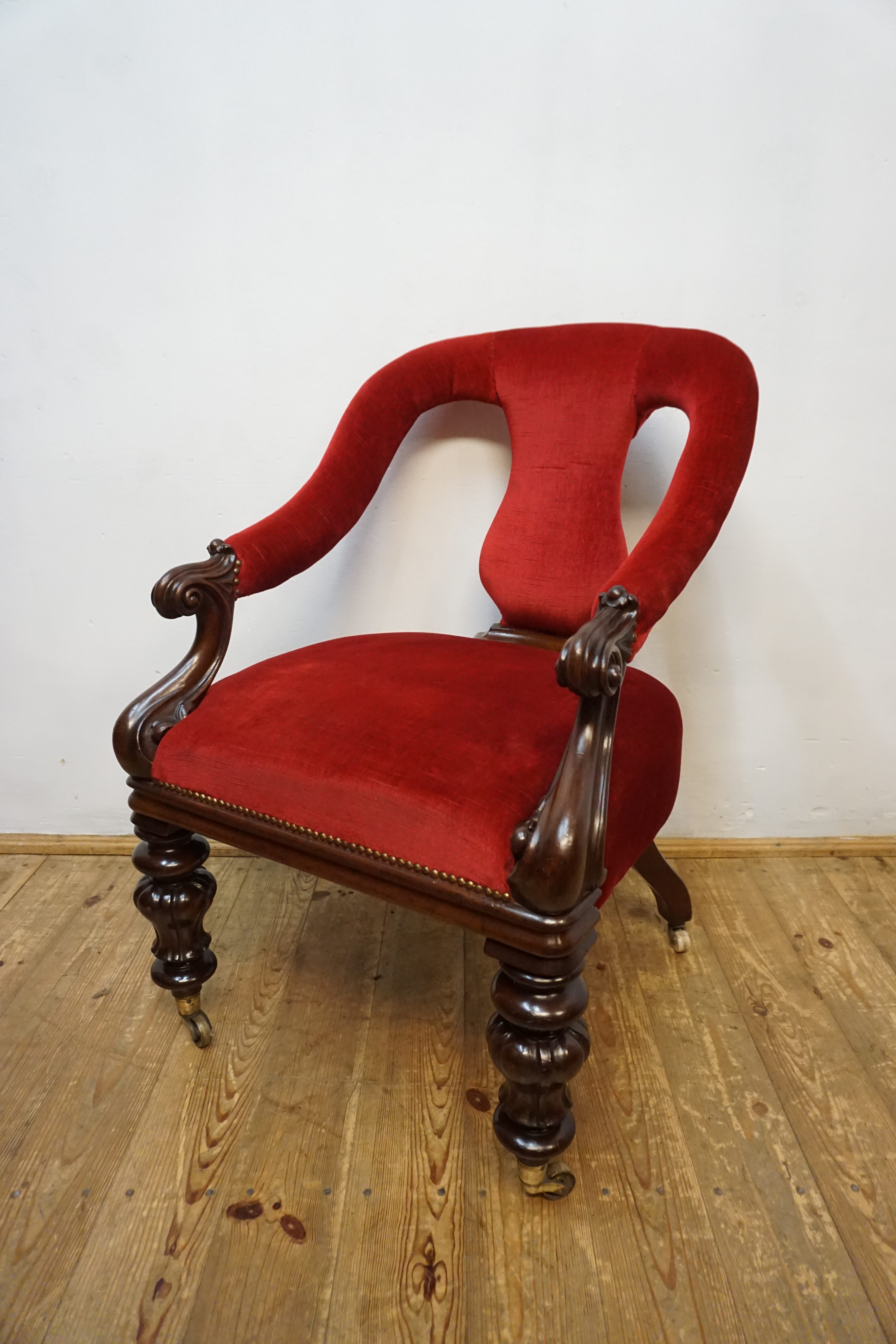 STARY PAŁACOWY FOTEL Z RZEŹBIONYMI NOGAMI