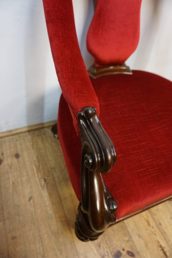 STARY PAŁACOWY FOTEL Z RZEŹBIONYMI NOGAMI