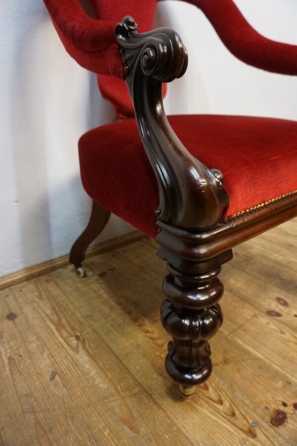 STARY PAŁACOWY FOTEL Z RZEŹBIONYMI NOGAMI