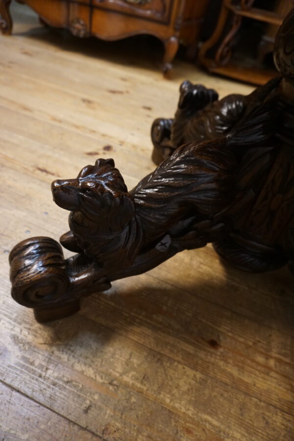 UNIKATOWY STÓŁ GABINETOWY – RZEŹBIONE PSY – PO RENOWACJI