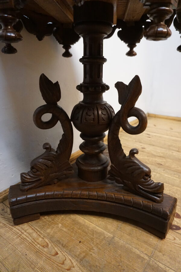 Kolekcjonerski Stolik Gabinetowy "Delfiny" – Renesansowa Elegancja