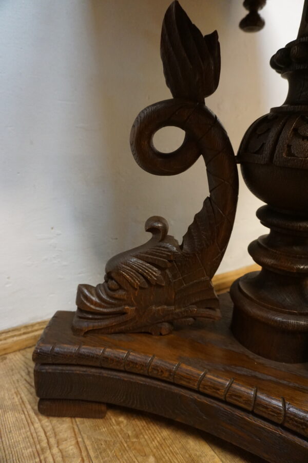 Kolekcjonerski Stolik Gabinetowy "Delfiny" – Renesansowa Elegancja