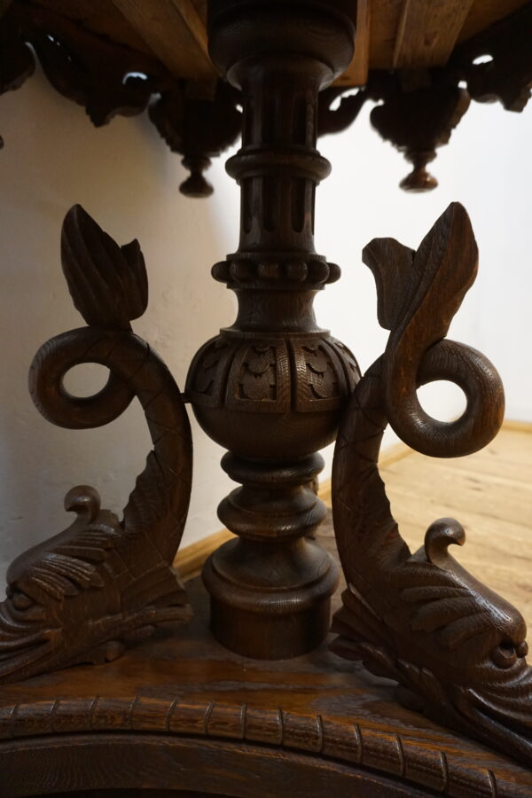 Kolekcjonerski Stolik Gabinetowy "Delfiny" – Renesansowa Elegancja